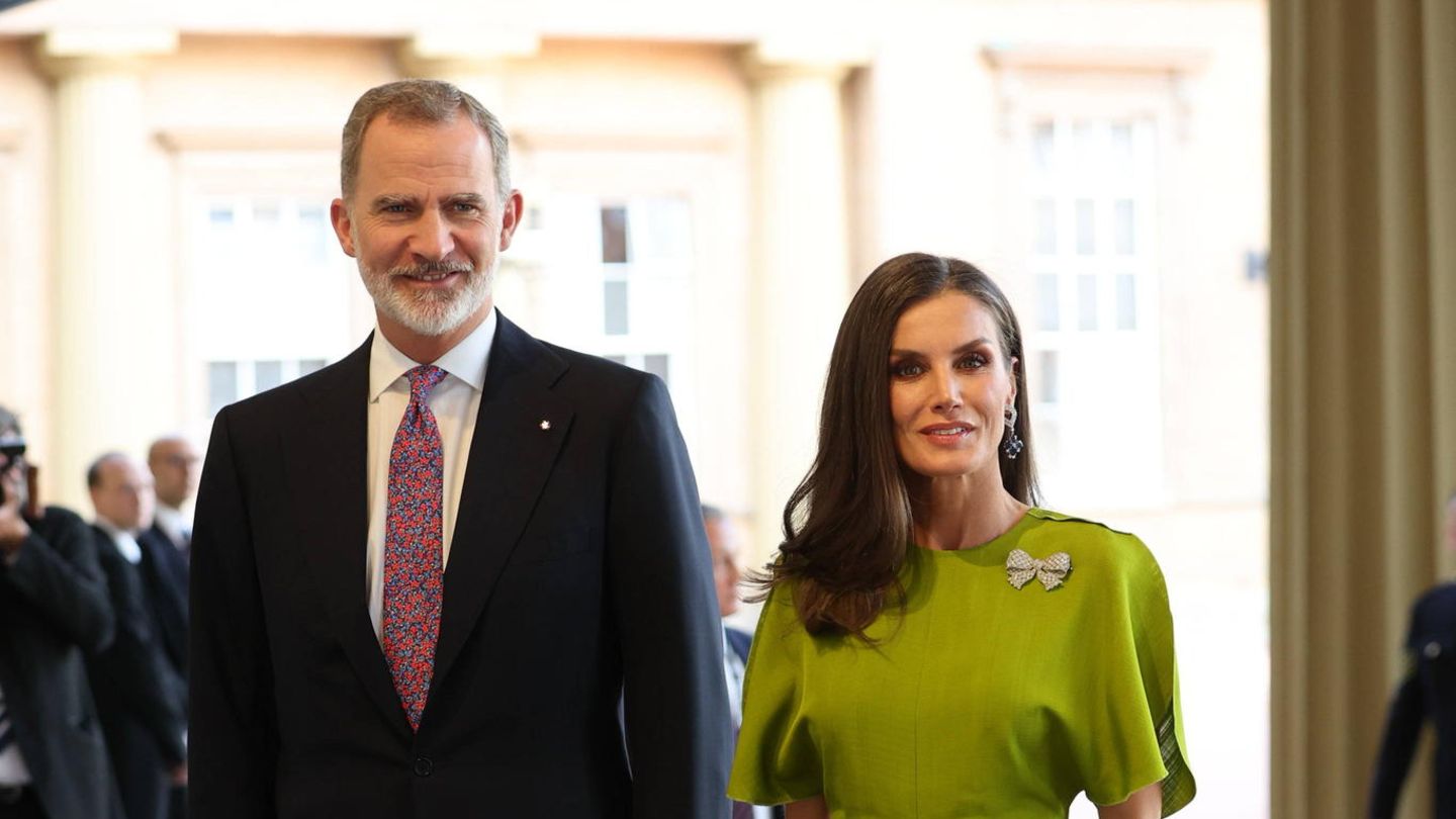 König Felipe VI. von Spanien kommt zusammen mit seiner Frau Letizia zum Empfang