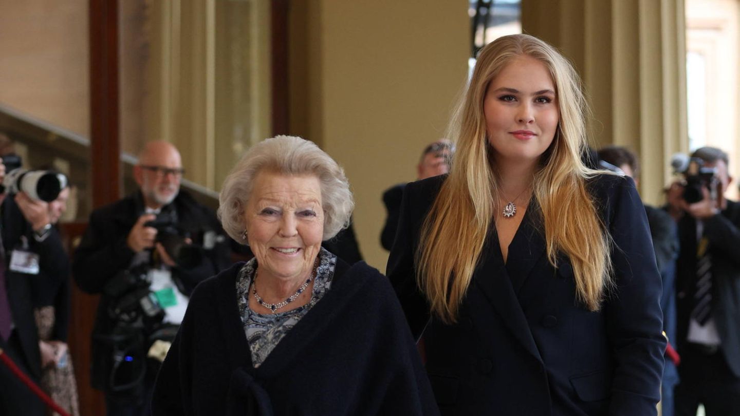 Ihre Königliche Hoheit Prinzessin Beatrix gemeinsam mit ihrer Enkelin, Prinzessin Catharina-Amalia