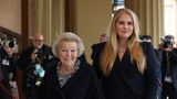Ihre Königliche Hoheit Prinzessin Beatrix gemeinsam mit ihrer Enkelin, Prinzessin Catharina-Amalia
