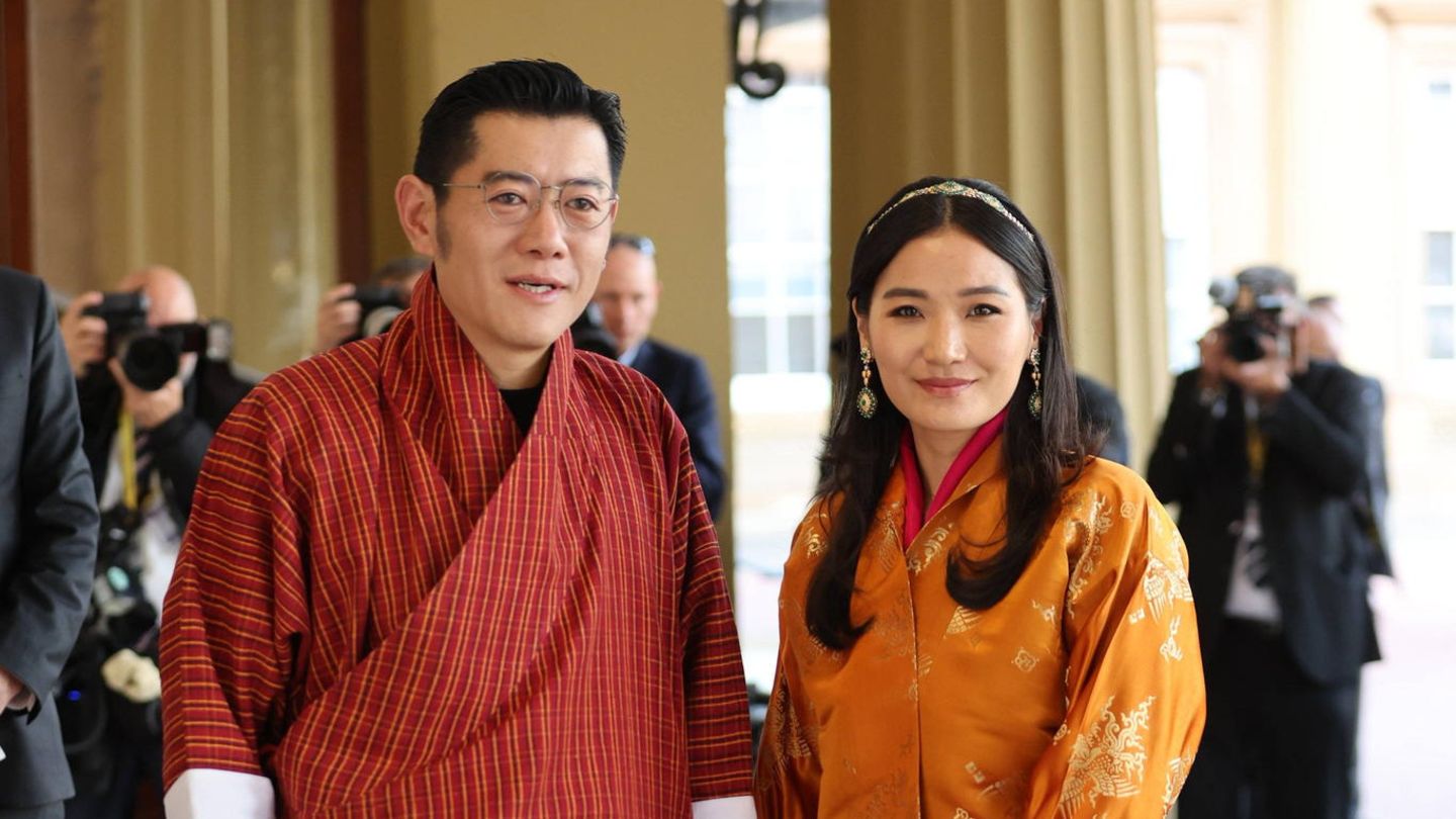 In landesüblicher Kleidung: Königin Jetsun Pema von Bhutan und König Jigme Khesar Namgyel Wangchuck