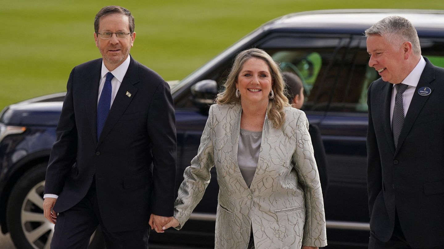 Auch aus der internationalen Politik sind Gäste angereist: Israels Präsident Isaac Herzog (l) und seine Frau Michal
