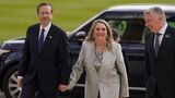 Auch aus der internationalen Politik sind Gäste angereist: Israels Präsident Isaac Herzog (l) und seine Frau Michal
