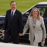 Auch aus der internationalen Politik sind Gäste angereist: Israels Präsident Isaac Herzog (l) und seine Frau Michal