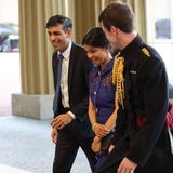 Zugegen waren natürlich auch der britische Premier Rishi Sunak (l) und seine Frau Akshata Murthy