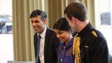 Zugegen waren natürlich auch der britische Premier Rishi Sunak (l) und seine Frau Akshata Murthy