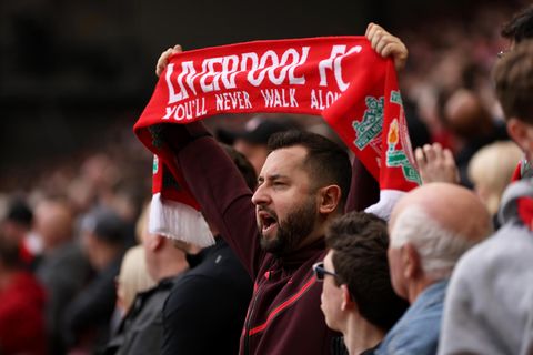 Ein Liverpool-Anhänger in der "Kop"