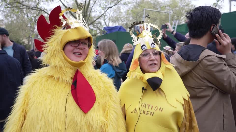 Video: Very british, diese Outfits!