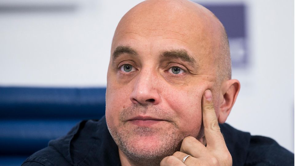 Der kremlnahe russische Schriftsteller Sachar Prilepin nimmt an einer Pressekonferenz teil
