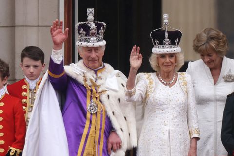 König Charles III. und Königin Camilla winken vom Balkon des Buckingham Palastes