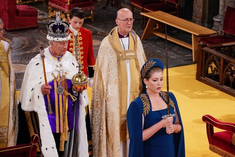 Penny Mordaunt hielt während der Krönung von King Charles III. das juwelenbesetzte Staatsschwert "Sword of Offering"