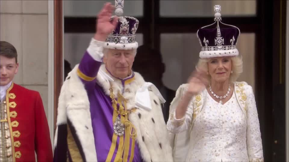 Video: Charles und Camilla: Winken vom Balkon