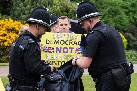 Polizisten in London durchsuchen den Rucksack von einem Mitglied der antimonarchistischen Gruppe "Republic" vor der Krönung