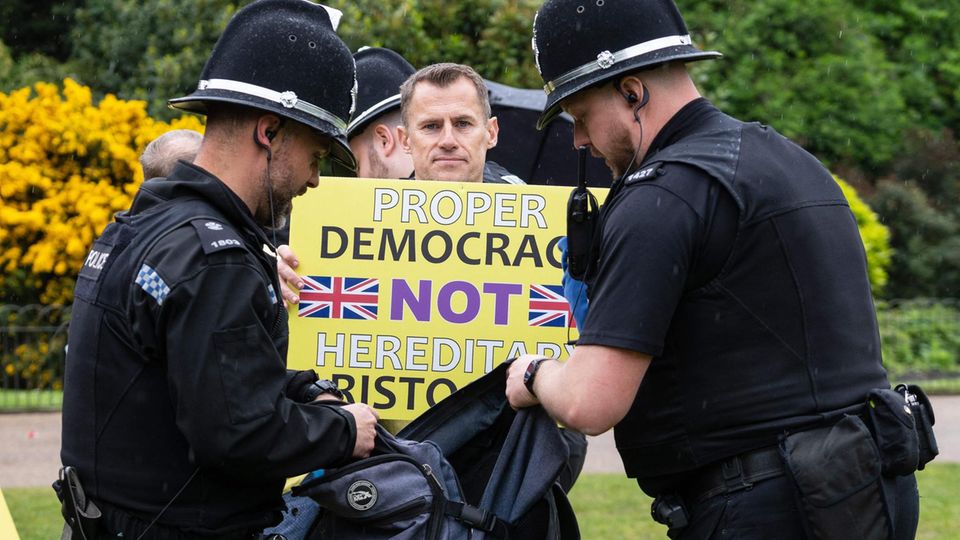 Polizisten in London durchsuchen den Rucksack von einem Mitglied der antimonarchistischen Gruppe "Republic" vor der Krönung