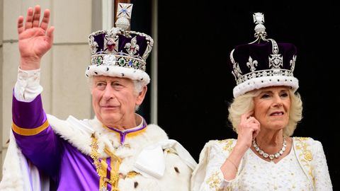 Nach der Krönung: König Charles III. und seine Frau Königin Camilla winken vom Balkon des Buckingham Palace