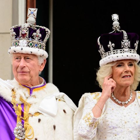 Nach der Krönung: König Charles III. und seine Frau Königin Camilla winken vom Balkon des Buckingham Palace