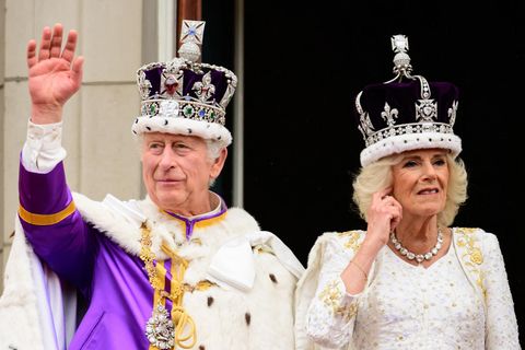 Nach der Krönung: König Charles III. und seine Frau Königin Camilla winken vom Balkon des Buckingham Palace