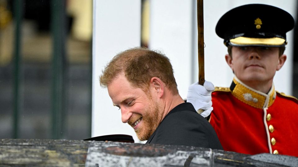 Kurz nach der Krönung war Prinz Harry schon wieder auf dem Weg zum Flughafen – und freute sich sichtlich darüber