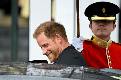 Kurz nach der Krönung war Prinz Harry schon wieder auf dem Weg zum Flughafen – und freute sich sichtlich darüber