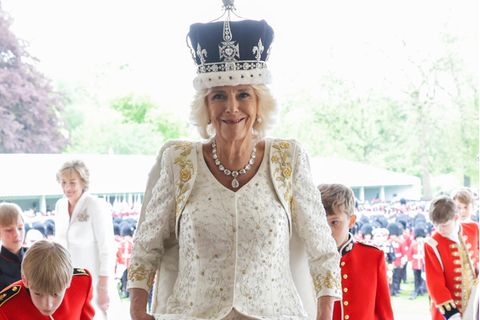 Königin Camilla in ihrem Krönungskleid von Bruce Oldfield