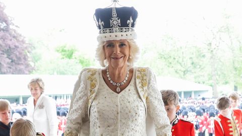 Königin Camilla in ihrem Krönungskleid von Bruce Oldfield