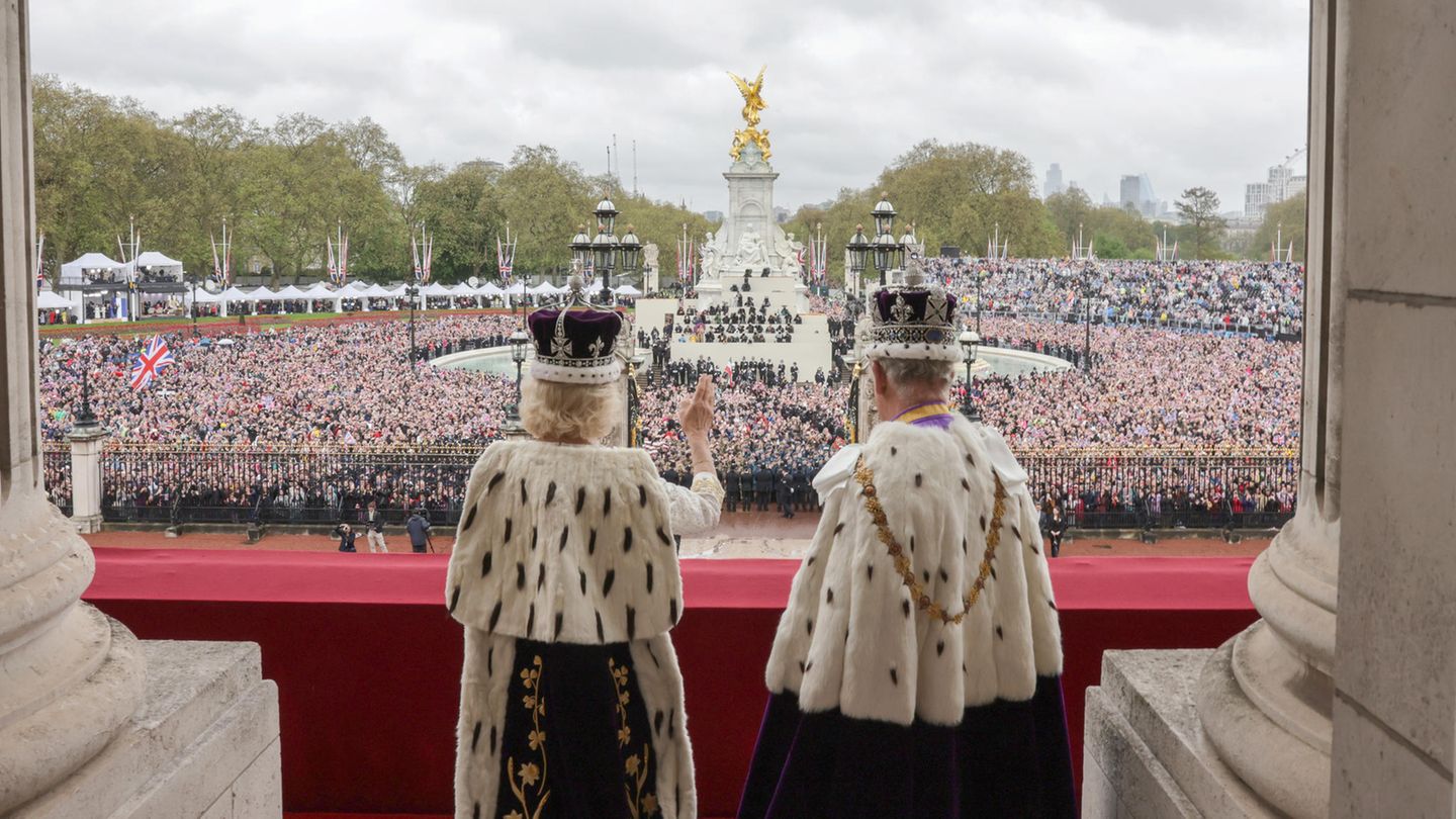 Königin Camilla und König Charles III. auf dem Balkon des Buckingham Palastes
