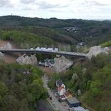 Um 12 Uhr hieß es von Sprengmeister Michael Schneider: "Drei, zwei eins, Zündung". Die Pfeiler knickten wie geplant zum Hang, die Brücke fiel in ihr Bett. 