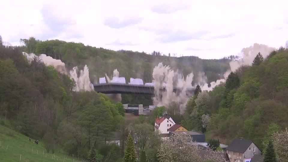 Video: Rahmede-Talbrücke gesprengt