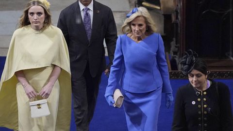 Statt US-Präsident waren seine Frau Jill Biden (in blau) und ihre Enkelin Finnegan Biden angereist, um die Krönung zu besuchen