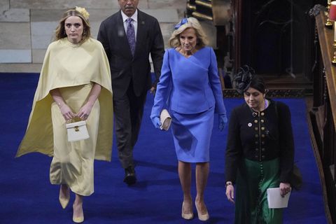Statt US-Präsident waren seine Frau Jill Biden (in blau) und ihre Enkelin Finnegan Biden angereist, um die Krönung zu besuchen