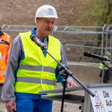 Sprengmeister Michael Schneider, der nach der Sprengung mit "Bravo-Rufen" empfangen wurde, sagte: "Ich bin einfach nur happy, happy, happy, dass alles genauso gelaufen ist, wie wir es wollten." Die Brücke sei "artig" in ihr Fallbett aus 100.000 Kubikmetern Erdmasse niedergegangen, die Sprengung exakt so abgelaufen, wie vorausberechnet.