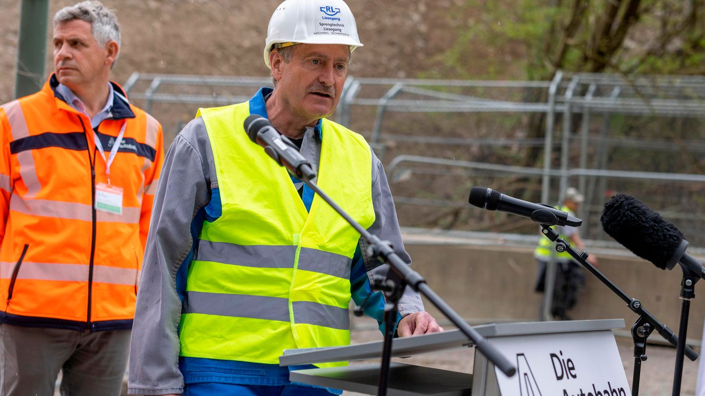 Sprengmeister Michael Schneider, der nach der Sprengung mit "Bravo-Rufen" empfangen wurde, sagte: "Ich bin einfach nur happy, happy, happy, dass alles genauso gelaufen ist, wie wir es wollten." Die Brücke sei "artig" in ihr Fallbett aus 100.000 Kubikmetern Erdmasse niedergegangen, die Sprengung exakt so abgelaufen, wie vorausberechnet.