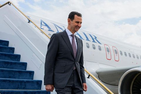 Der Präsident Syriens Baschar al-Assad steigt aus dem Flieger