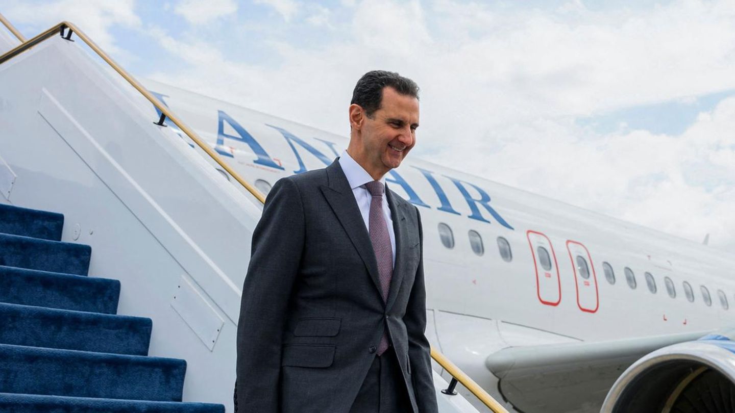 Der Präsident Syriens Baschar al-Assad steigt aus dem Flieger