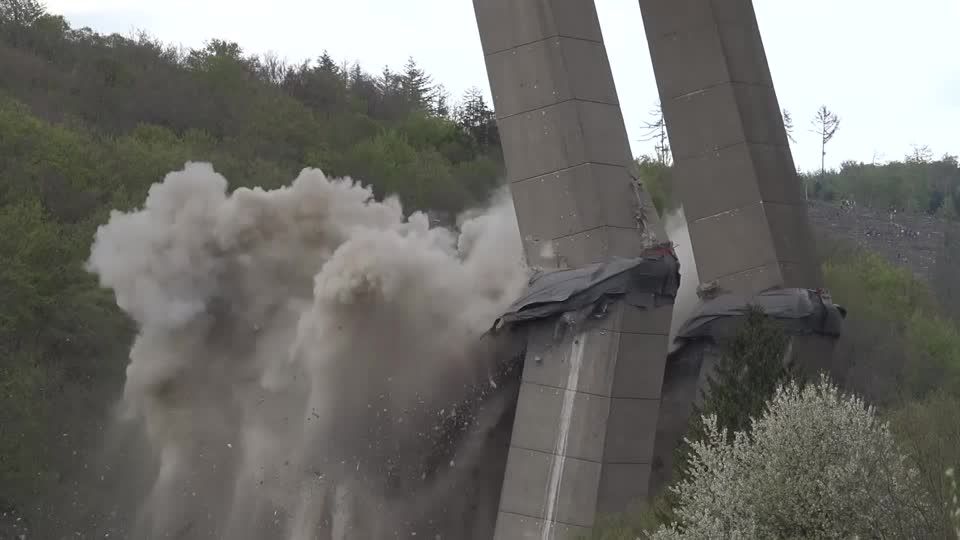Video: Sprengmeister: "Brücke hat sich artig ins Fallbett gelegt"