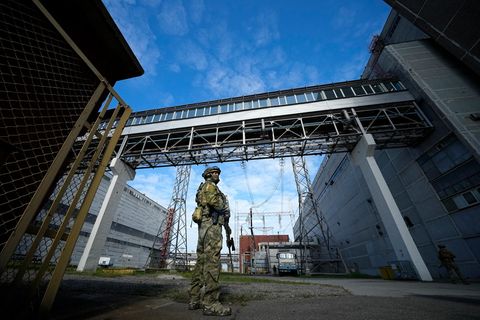 Ein russischer Soldat bewacht einen Bereich des Kernkraftwerks Saporischschja