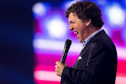 Der ehemalige Fox-News-Moderator Tucker Carlson spricht inbrünstig in ein Mikro
