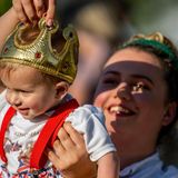 Kleines Kind mit Krone