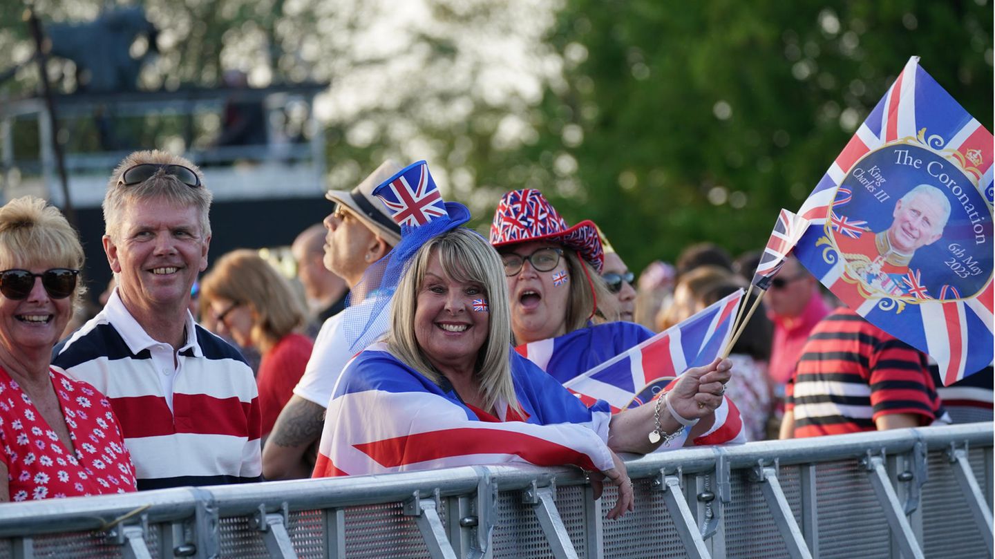 Verkleidete Royal-Fans