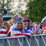 Verkleidete Royal-Fans