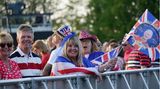 Verkleidete Royal-Fans