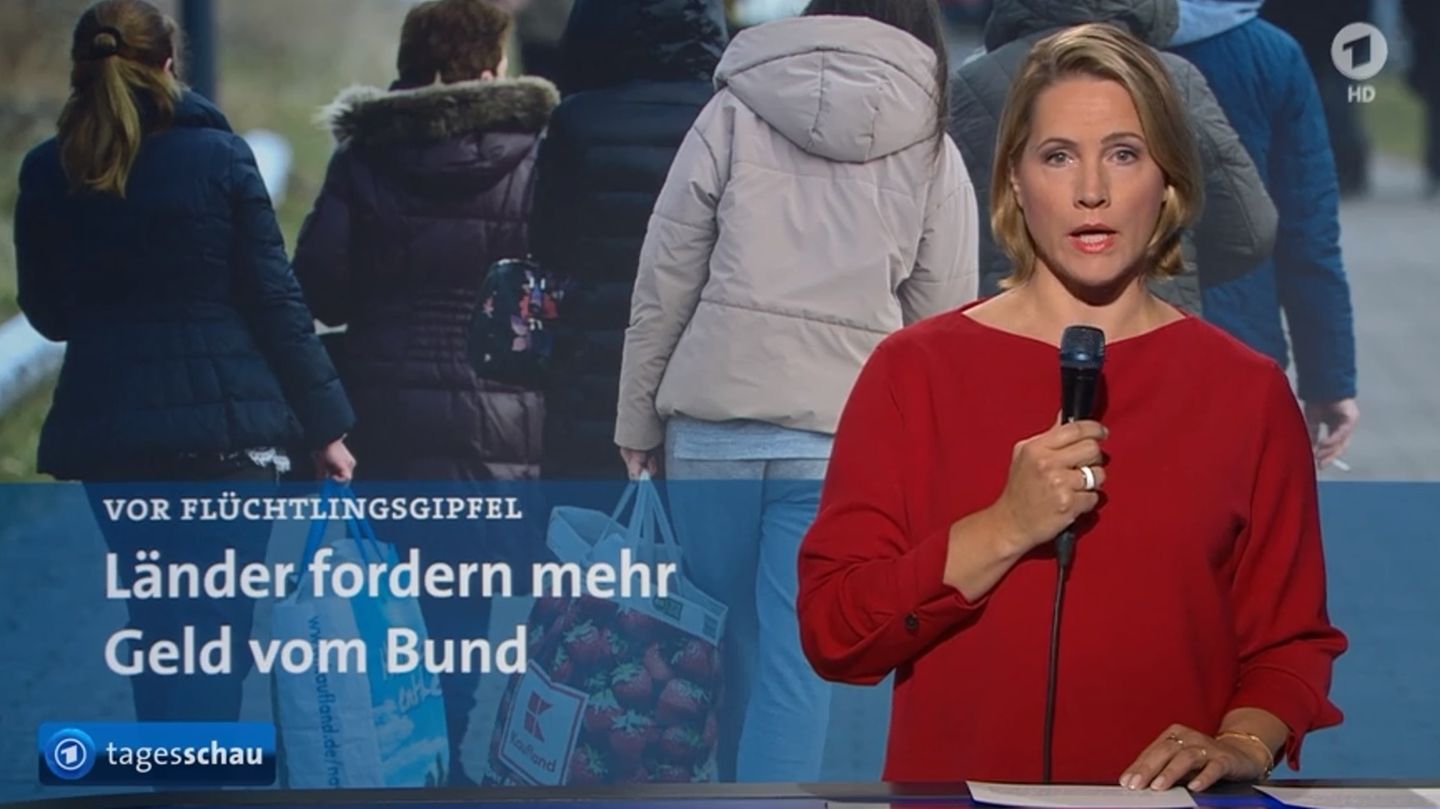 “Tagesschau”: Judith Rakers speaks the news with a hand microphone