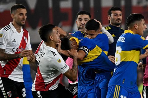 Die Profis von River Plate kriegen sich mit den Boca Juniors in die Haare