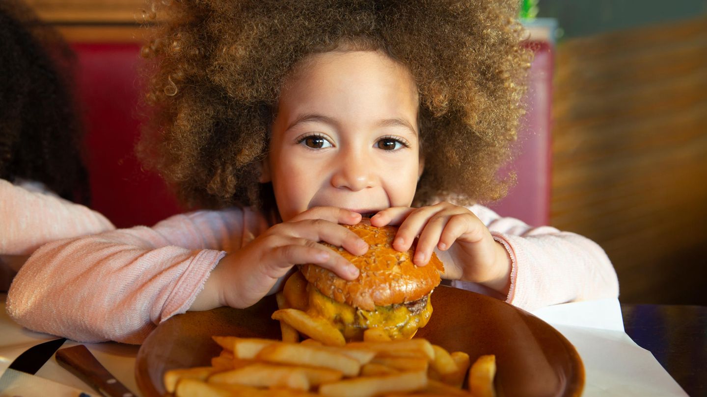 DER VIELFRASS hat immer Appetit. Sowie etwas Essbares in Sicht ist, gibt’s Geschrei, der Teller kann nicht voll genug sein.  Mit zwei Zwischenmahlzeiten wie Müsli oder Käsewürfeln mit Obst und drei Hauptmahlzeiten, bei denen tüchtig zu kauen ist, bekommt Ihr Kind genug. Es verhungert nicht, wenn es auf die nächste Mahlzeit ein wenig warten muss. Bitte keine "Rund-um-die-Uhr-Versorgung".