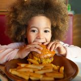 DER VIELFRASS hat immer Appetit. Sowie etwas Essbares in Sicht ist, gibt’s Geschrei, der Teller kann nicht voll genug sein.  Mit zwei Zwischenmahlzeiten wie Müsli oder Käsewürfeln mit Obst und drei Hauptmahlzeiten, bei denen tüchtig zu kauen ist, bekommt Ihr Kind genug. Es verhungert nicht, wenn es auf die nächste Mahlzeit ein wenig warten muss. Bitte keine "Rund-um-die-Uhr-Versorgung".