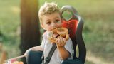 DER SNACKER isst ständig: Ohne Brezel oder Keks im Mund ist das Kind nicht zufrieden. Zu den Mahlzeiten dagegen ist der Hunger klein.  Ihr Kind braucht fünf bis sechs Mahlzeiten am Tag, davon drei Hauptmahlzeiten. Mehr schadet den Zähnen, dem Appetit und setzt die Insulinproduktion unter Druck. Sorgen Sie für essfreie Zonen, und spielen Sie mit dem kleinen Snacker. Essen ist keine Kinderbeschäftigung!