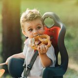 DER SNACKER isst ständig: Ohne Brezel oder Keks im Mund ist das Kind nicht zufrieden. Zu den Mahlzeiten dagegen ist der Hunger klein.  Ihr Kind braucht fünf bis sechs Mahlzeiten am Tag, davon drei Hauptmahlzeiten. Mehr schadet den Zähnen, dem Appetit und setzt die Insulinproduktion unter Druck. Sorgen Sie für essfreie Zonen, und spielen Sie mit dem kleinen Snacker. Essen ist keine Kinderbeschäftigung!