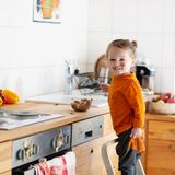 DER SCHLÜRFLUTSCHER hängt an der Flasche, mag Pudding, Pasta, Babybrei - nur nichts, was er kauen muss.  Spielen Sie "Häschen" mit Knabbergemüse, geben Sie reichlich Sauce zu festem Fleisch. Je mehr das Kind kauen muss, desto stärker werden Kiefer und Zähne. Ab und an püriertes Gemüse und genug Wasser zum Essen bringen es auf den Geschmack - sonst heißt es: Baby forever!