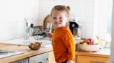 DER SCHLÜRFLUTSCHER hängt an der Flasche, mag Pudding, Pasta, Babybrei - nur nichts, was er kauen muss.  Spielen Sie "Häschen" mit Knabbergemüse, geben Sie reichlich Sauce zu festem Fleisch. Je mehr das Kind kauen muss, desto stärker werden Kiefer und Zähne. Ab und an püriertes Gemüse und genug Wasser zum Essen bringen es auf den Geschmack - sonst heißt es: Baby forever!