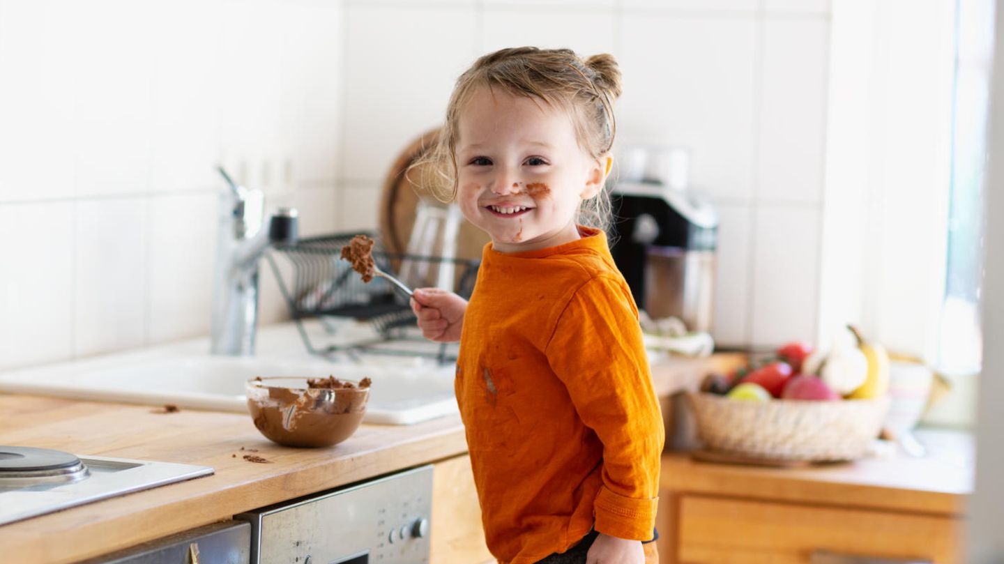 DER SCHLÜRFLUTSCHER hängt an der Flasche, mag Pudding, Pasta, Babybrei - nur nichts, was er kauen muss.  Spielen Sie "Häschen" mit Knabbergemüse, geben Sie reichlich Sauce zu festem Fleisch. Je mehr das Kind kauen muss, desto stärker werden Kiefer und Zähne. Ab und an püriertes Gemüse und genug Wasser zum Essen bringen es auf den Geschmack - sonst heißt es: Baby forever!