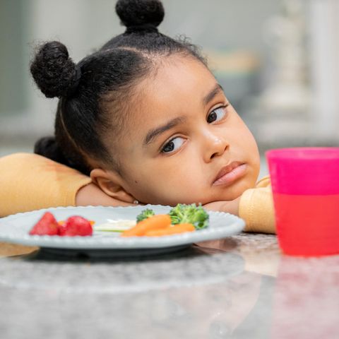 DER SPATZ pickt nur am Essen und knabbert ewig an der Miniportion.  Kleine Kinder brauchen kleine Portionen. Stimmt das Gewicht, müssen Sie sich keine Sorgen machen. Beginnen Sie keinen Affentanz ums Essen: So könnten Marotten entstehen. Fangen Sie mit kleinen Portionen an: Essensberge entmutigen den Spatzen.